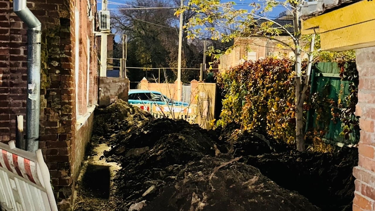 В Самаре во дворе на Некрасовской рабочие вырыли яму и исчезли: «Техника в гаражах оказалась запертой и попасть домой теперь можно только через палисадник» «Почти месяц назад приехали рабочие, выкопали о...