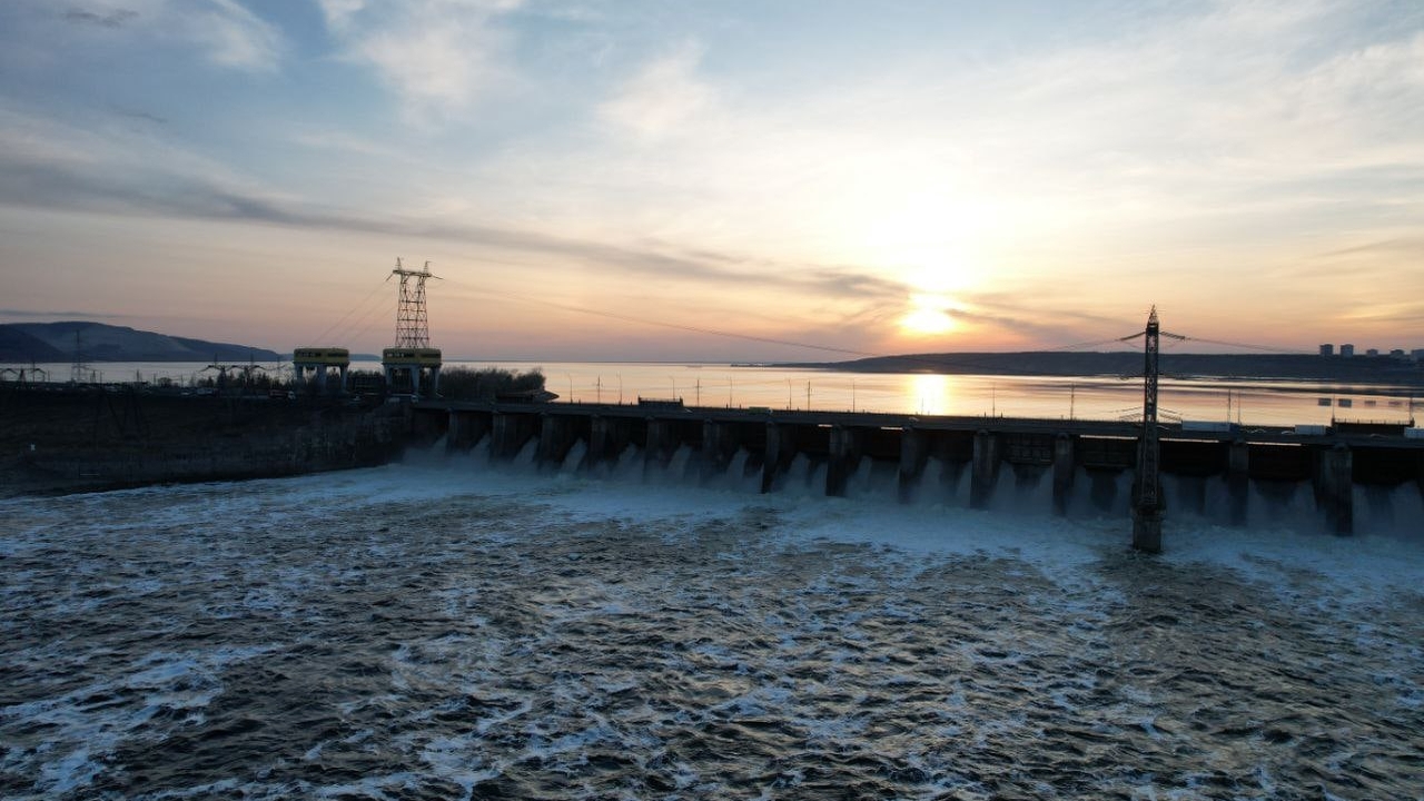 На Жигулевской ГЭС началась активная фаза половодья Уровень сброса воды через водосливную плотину Ж...