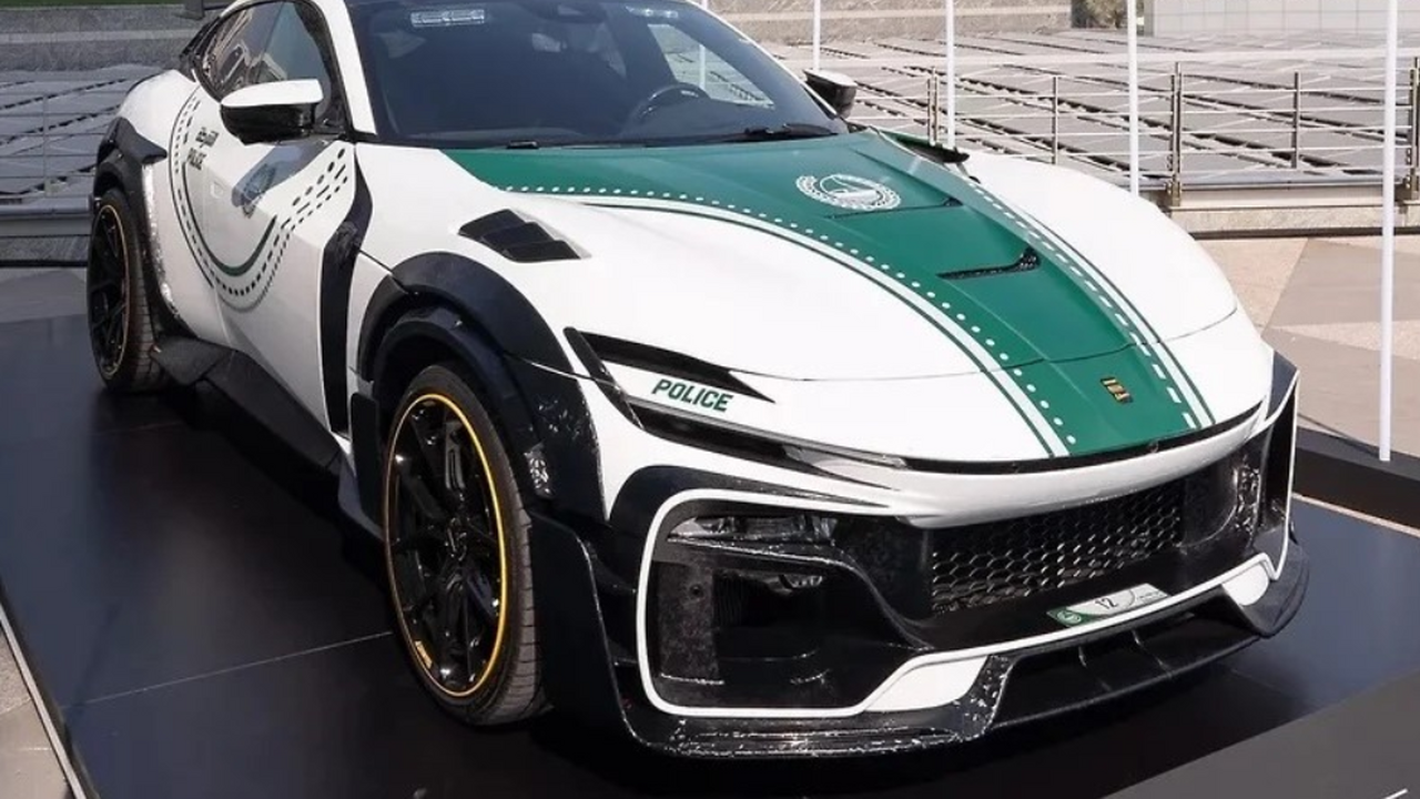Дубайская полиция обновила автопарк редким суперкаром Ferrari: его сняли на фото Полиция Дубая пополнила свой автопарк уникальны...
