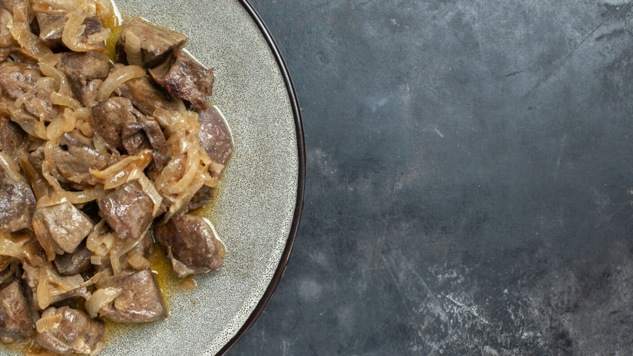 Жареная печень с золотистой корочкой и мягкой т...