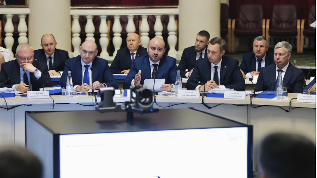 Вячеслав Федорищев принял участие в заседании Совета округа Особое внимание в регионе уделяется трудоустрой...