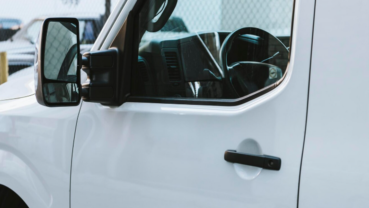 В Москве выставили на продажу инкассаторский бронеавтомобиль ГАЗ Охта В Москве на продажу выставлен инкассаторский бр...