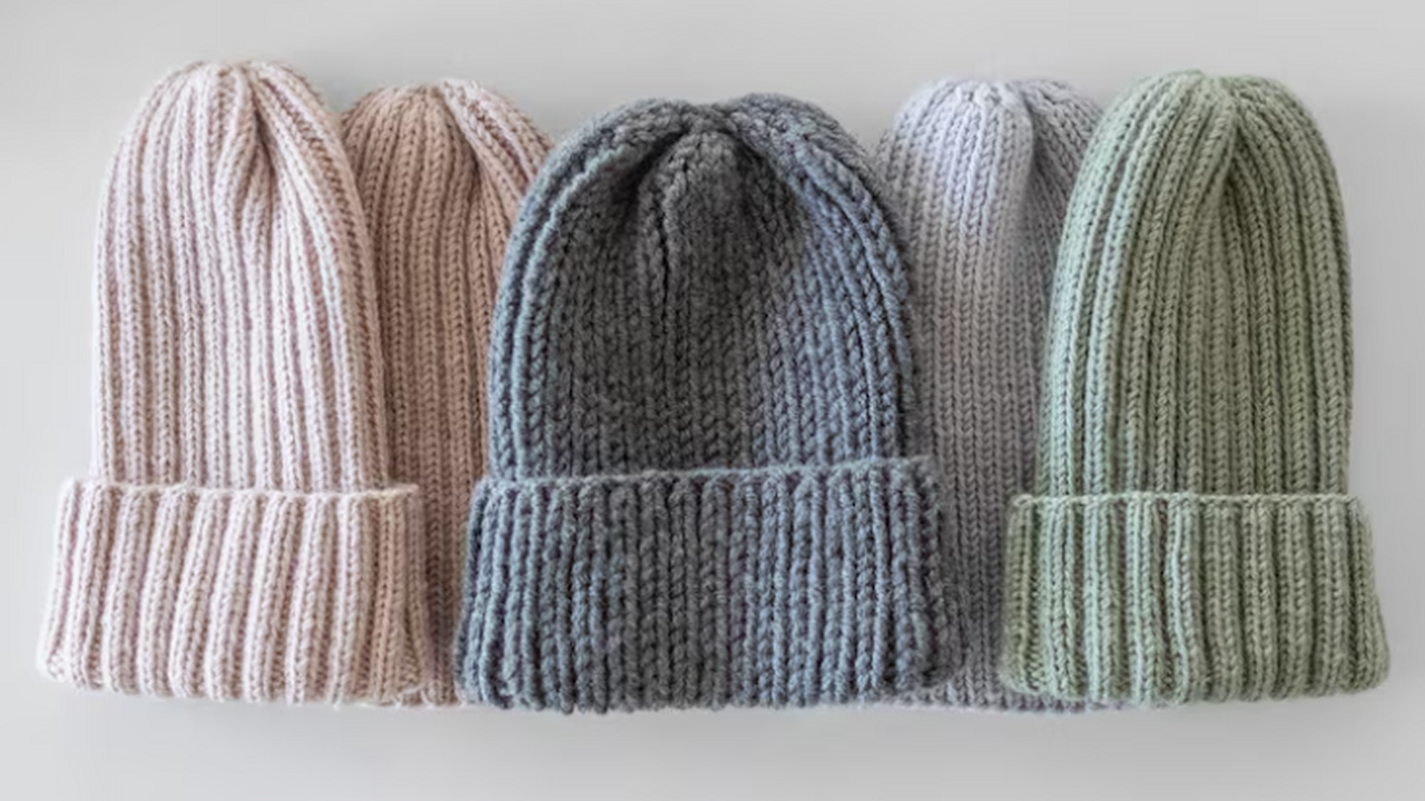 Прохожие будут оглядываться с восхищением: эти шапки будут в моде в сезоне осень-зима 2025/26 Модные головные уборы зимы 2025: от бини до бал...