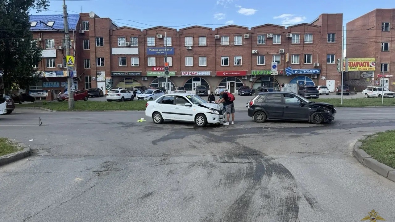 В Тольятти столкнулись Datsun mi-DO и Lada Granta 13 августа 2026 года около 16:00 в Автозаводско...
