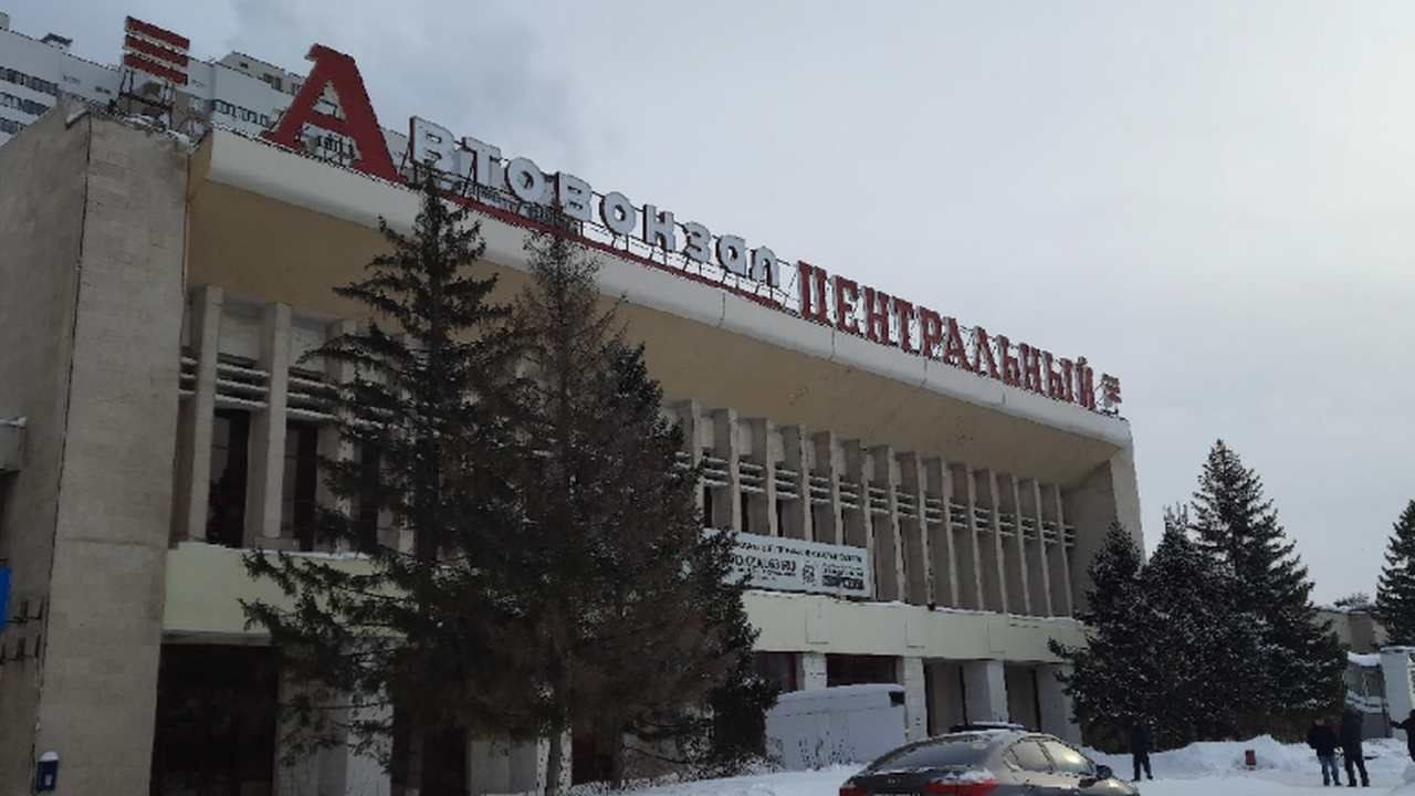 На парковочной площадке Центрального автовокзал...