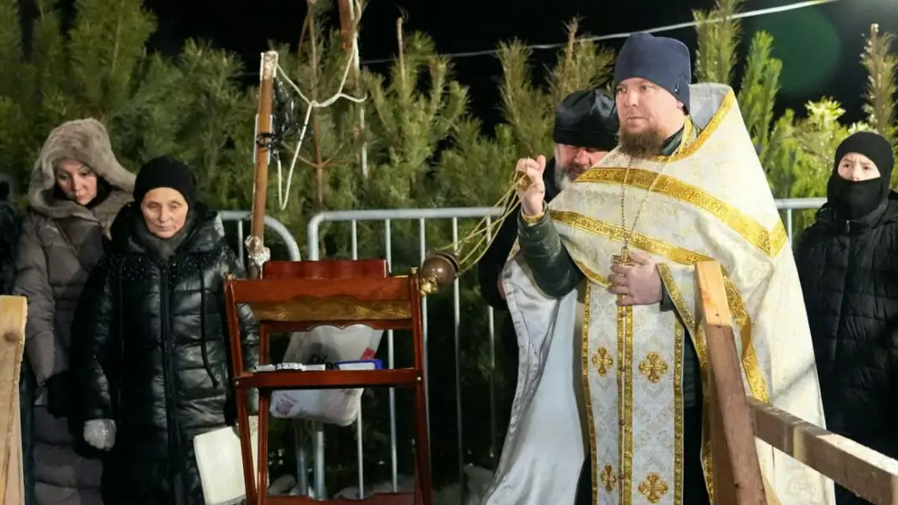 Глава городского округа Самара Иван Носков обра...