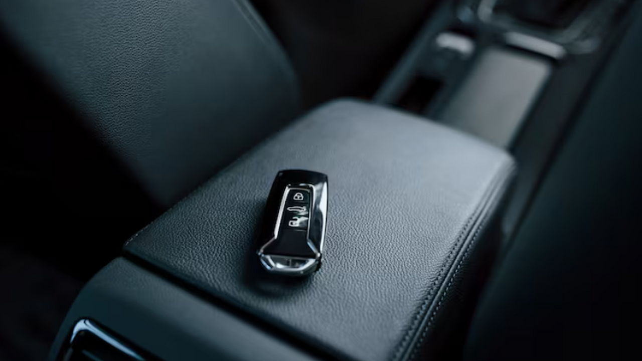 В ситуациях, когда водитель оставляет ключи в т...