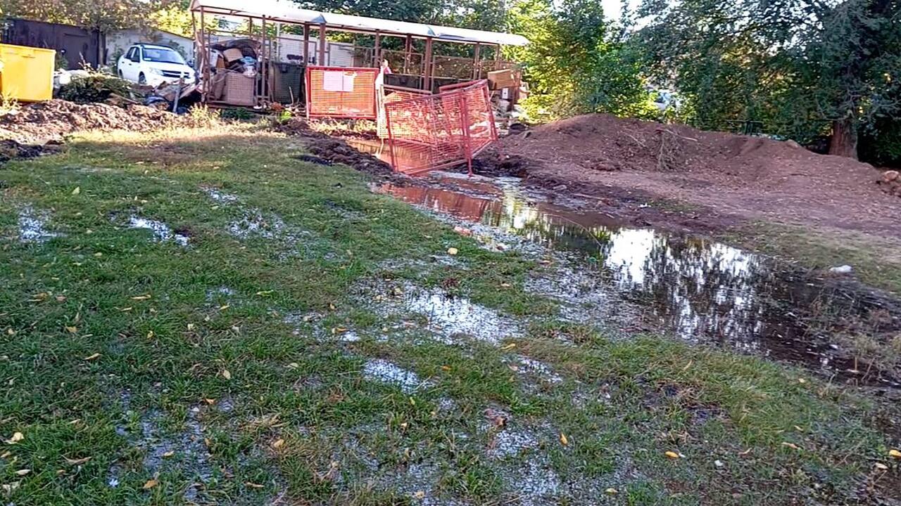 Пришлось строить плотину: в Самаре фонтан из-под земли топит погреба в частных домах на Гагарина В Самаре на улице Гагарина вода бьет фонтаном и...