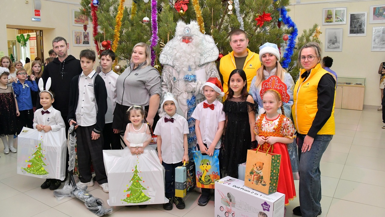 Заводские волонтеры помогли зимнему волшебнику ...