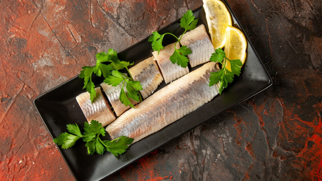 Как засолить скумбрию дома: простой рецепт в па...