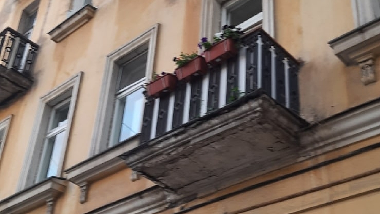 Пить на балконе в России запрещено: общественни...