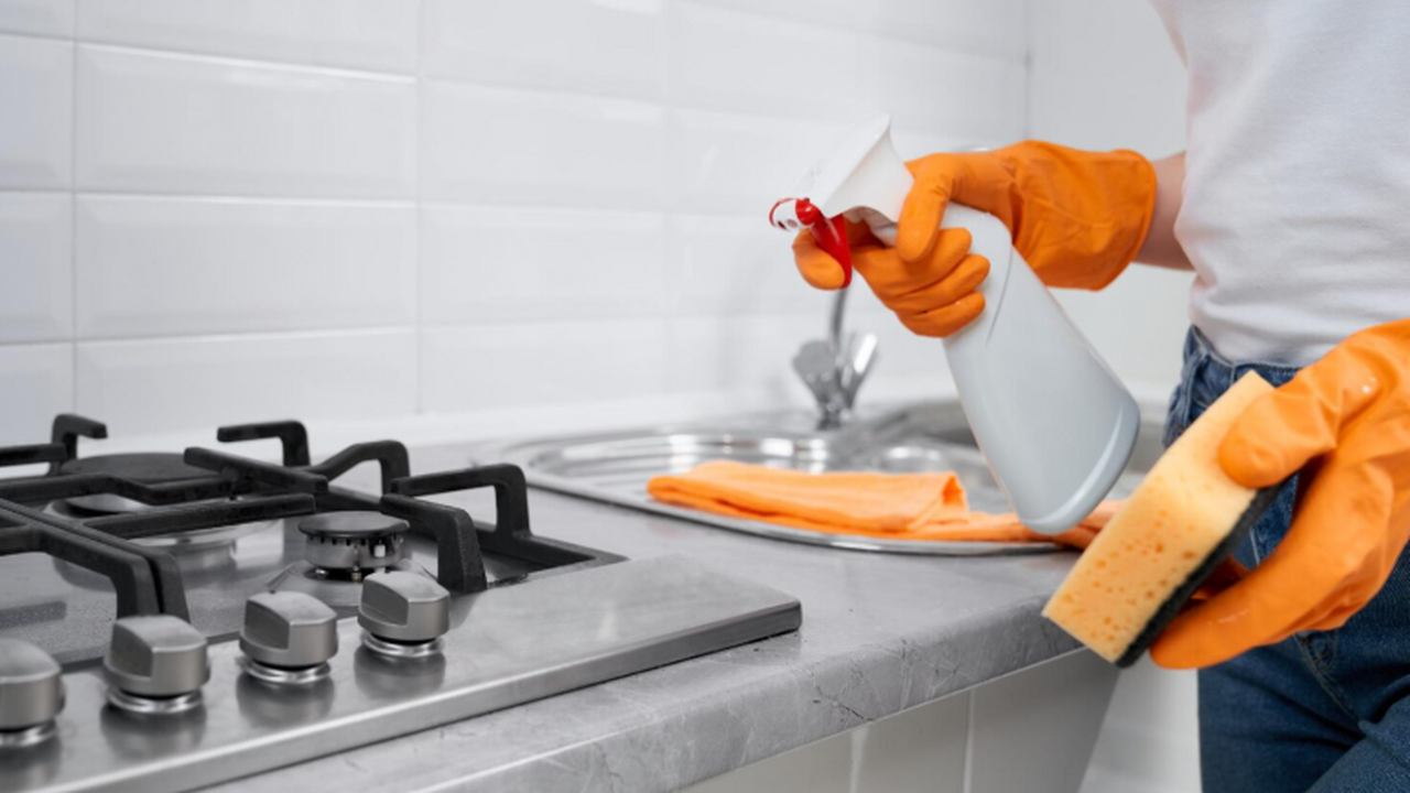 Во время готовки на решетках кухонных плит скап...