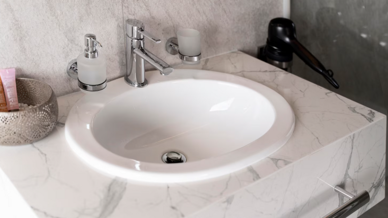 Засор в раковине может внезапно возникнуть в са...