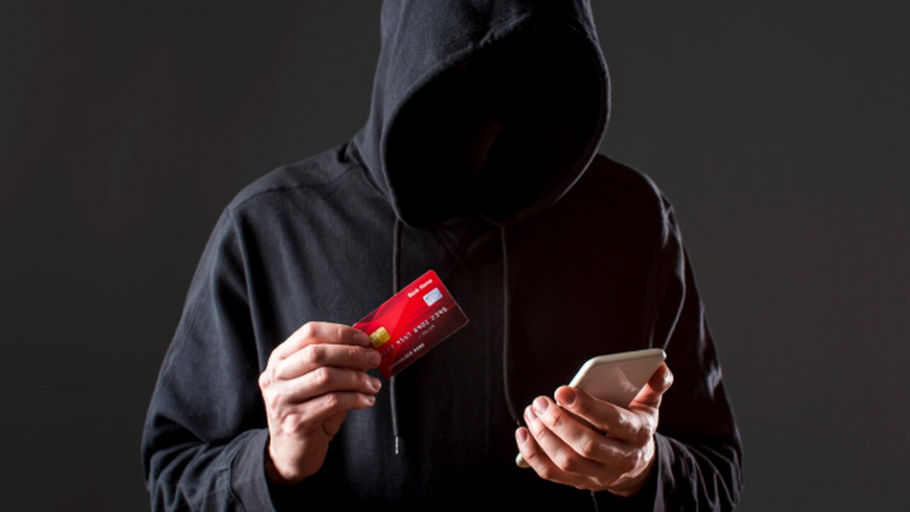 Житель Самары от испуга перевел аферисту почти 2 млн рублей В городе Самаре зафиксирован очередной случай м...