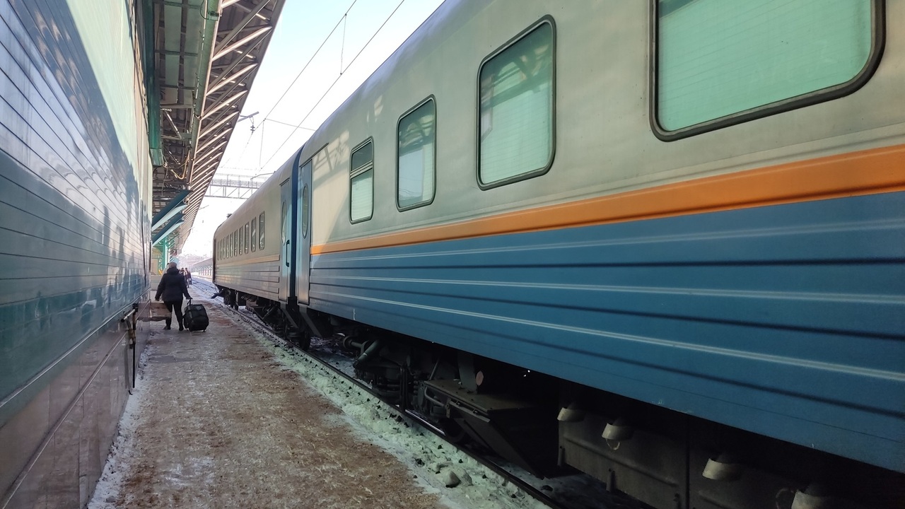 Купил билет в СВ, вдруг заходит пара из плацкартного вагона и требует поменяться с ними местами: как нужно поступать в такой ситуации - совет путешественника Конфликты в поездах: как решать споры из-за мес...