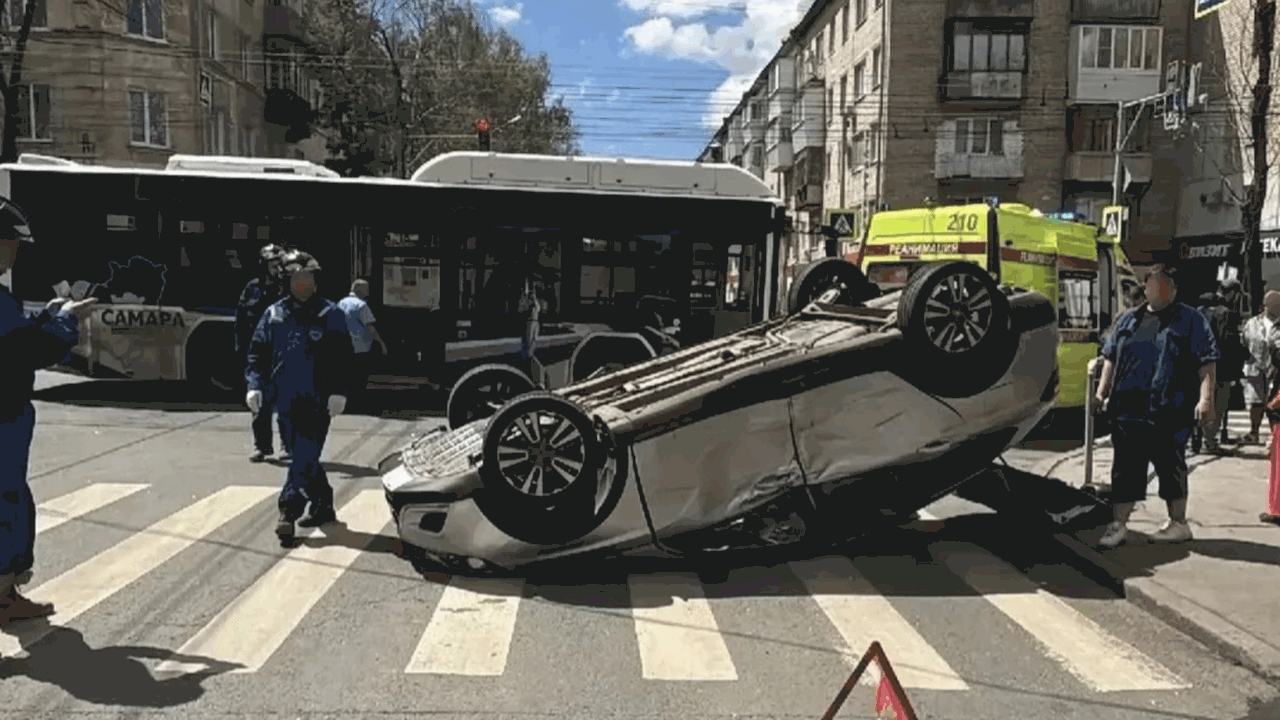В Октябрьском районе Самары на месте аварии раб...