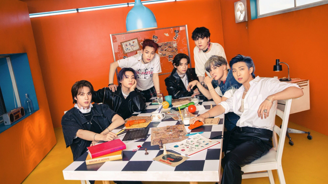 Южнокорейская K-pop группа BTS объявила о возоб...