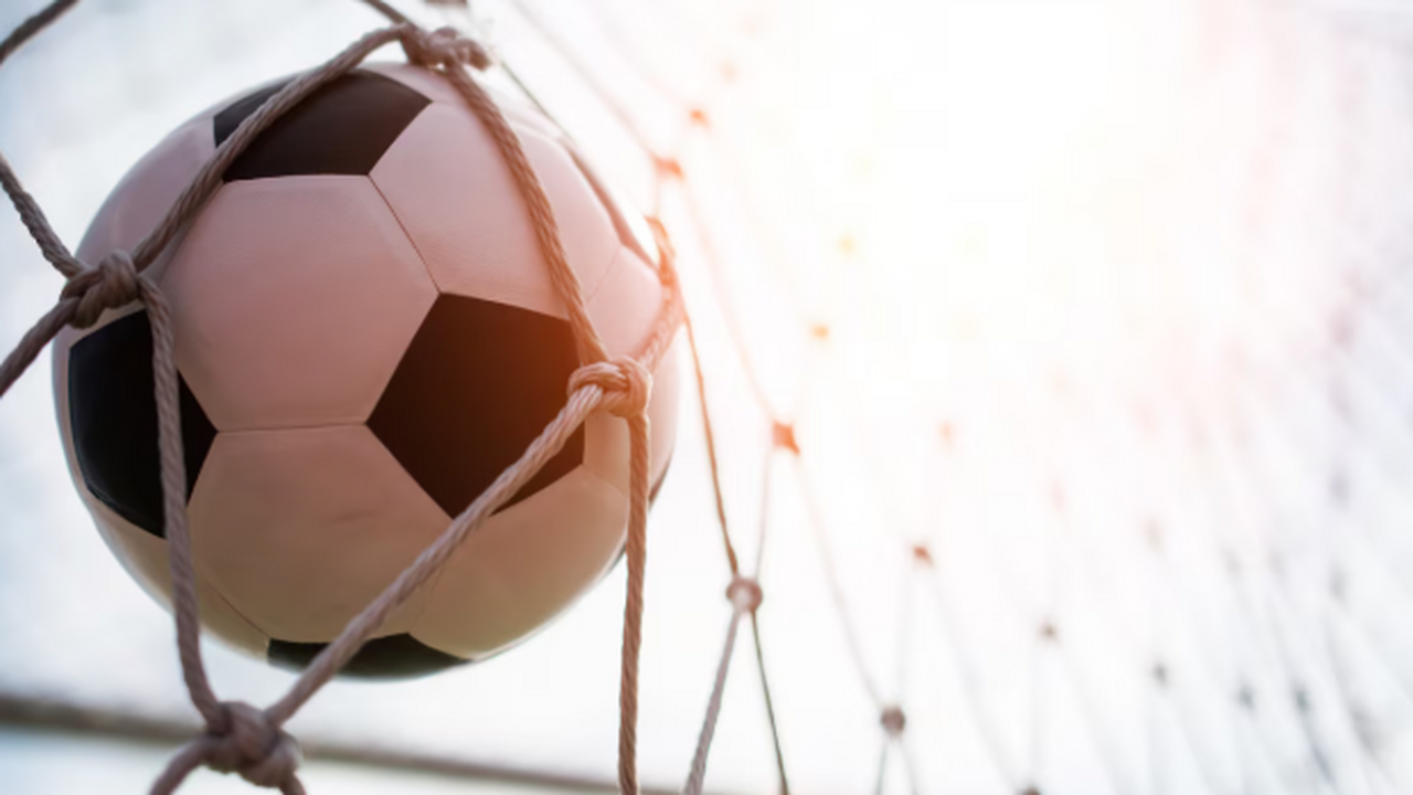 Семь молодых футболистов пополнили профессионал...