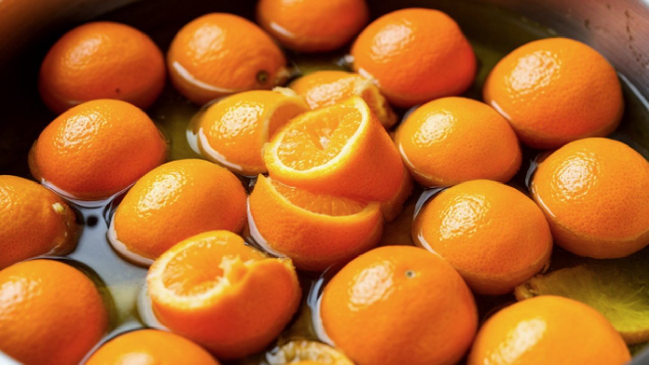 Берегу мандариновые корки как зеницу ока: заливаю их растительным маслом — полезный лайфхак на всю зиму Как превратить ненужные мандариновые корки в на...