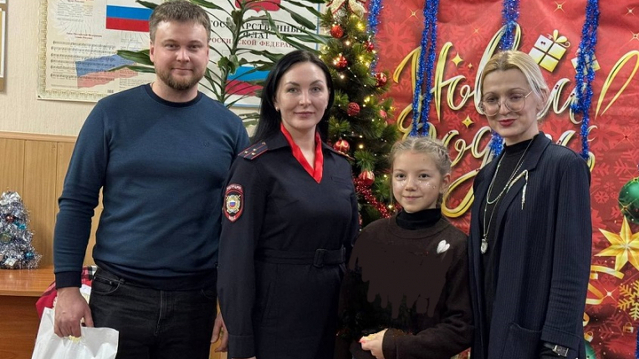 В Самарской области полицейские с общественниками в рамках Всероссийской акции МВД «Полицейский Дед Мороз» поздравили ребят с новогодними праздниками В рамках ежегодной Всероссийской акции МВД Росс...