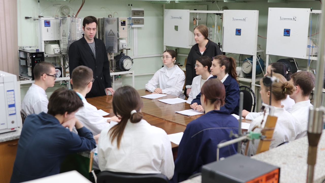 Работа для молодых: самарские нефтяники готовят кадры со школьной скамьи Сложно овладеть профессией по одним лишь учебни...