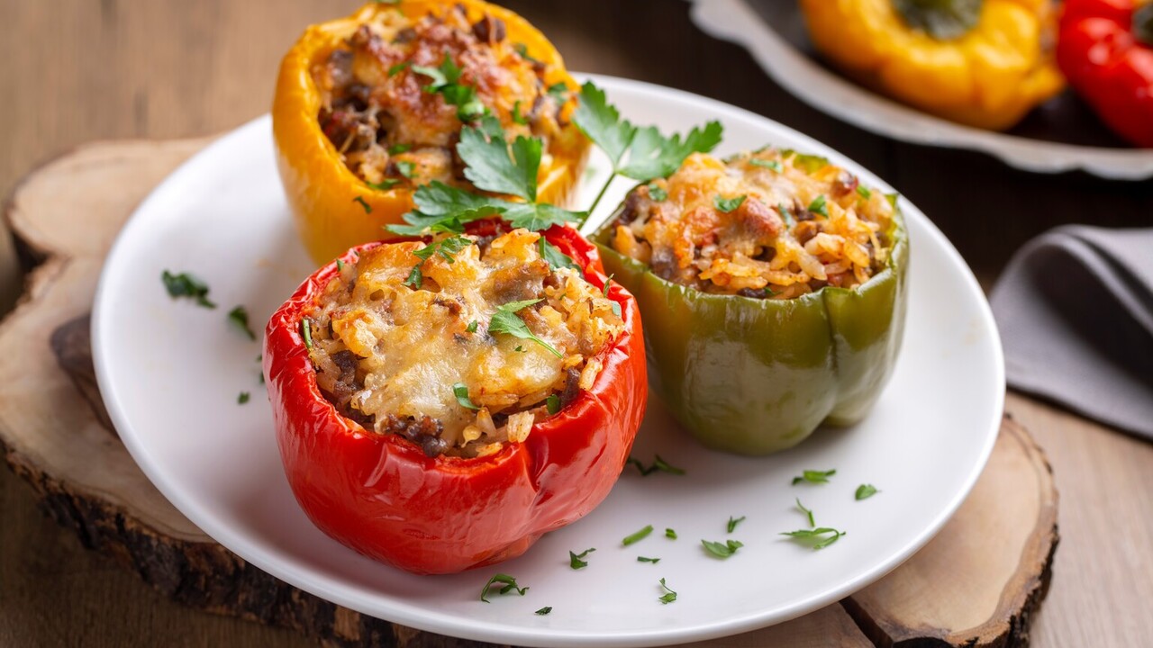 Смешиваем с яйцом и кладем в перцы.