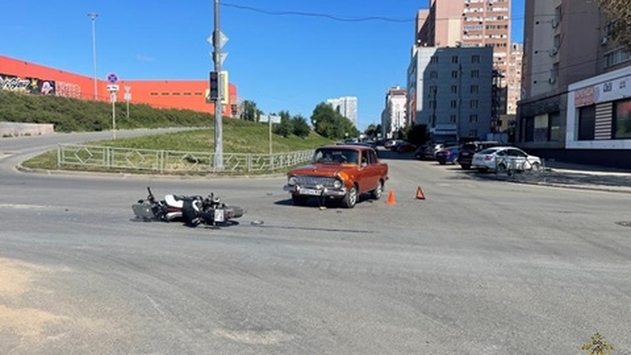 В Самаре Москвич-412 столкнулся с мотоциклом В Советском внутригородском районе Самары сотру...