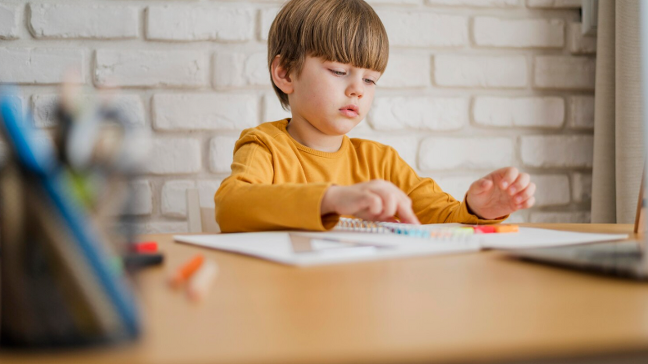 Слезы и крики — в сторону: вот как нужно учить стихотворения с детьми, чтобы потом не оплачивать психолога Поэтический текст часто кажется детям сложным и...