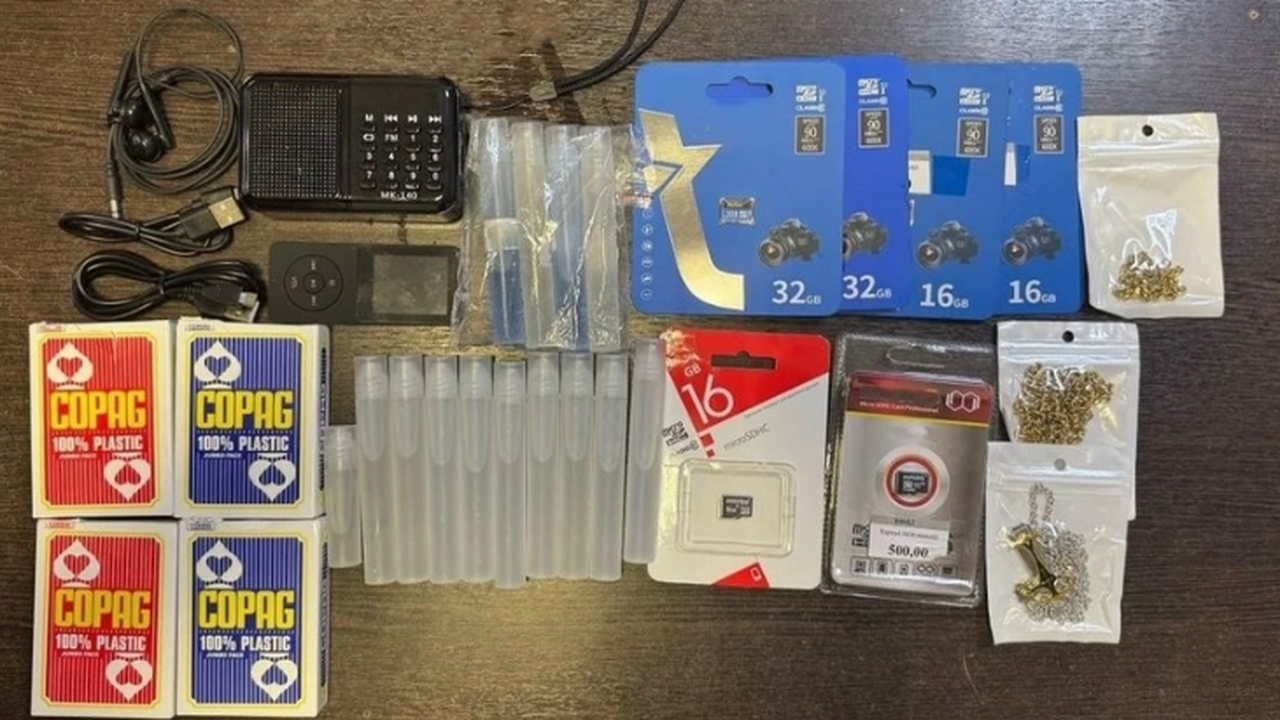 В Самаре водитель грузовика хотел провезти в колонию украшения и парфюм В городе Самара в кабине грузового транспортног...