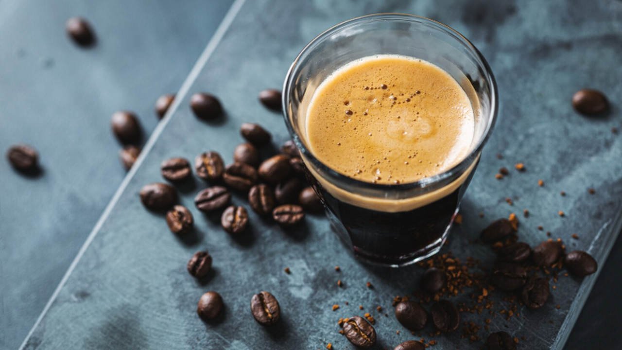 Кофе и чай не грозят бессонницей: развеян миф о влиянии напитков на сон Умеренное потребление кофеина не приводит к хро...