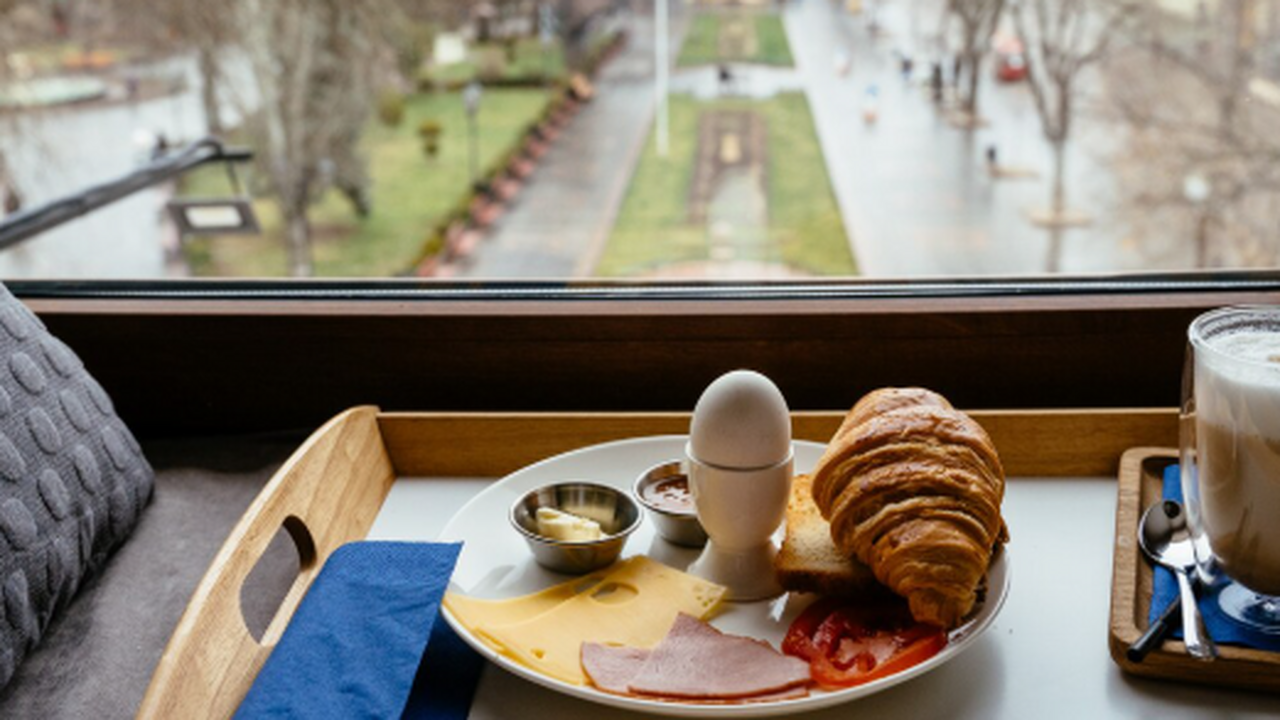 Фирменный поезд «Жигули», курсирующий по маршру...