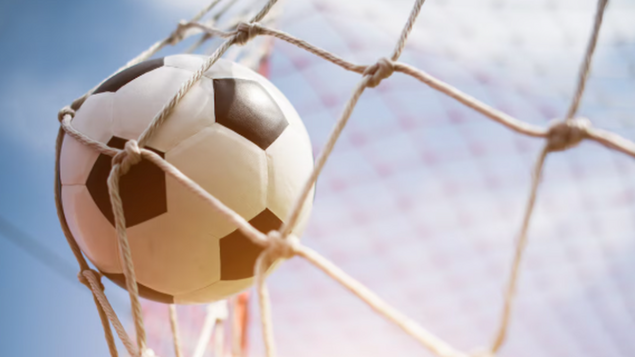 После матча между футбольными клубами «Сочи» и ...