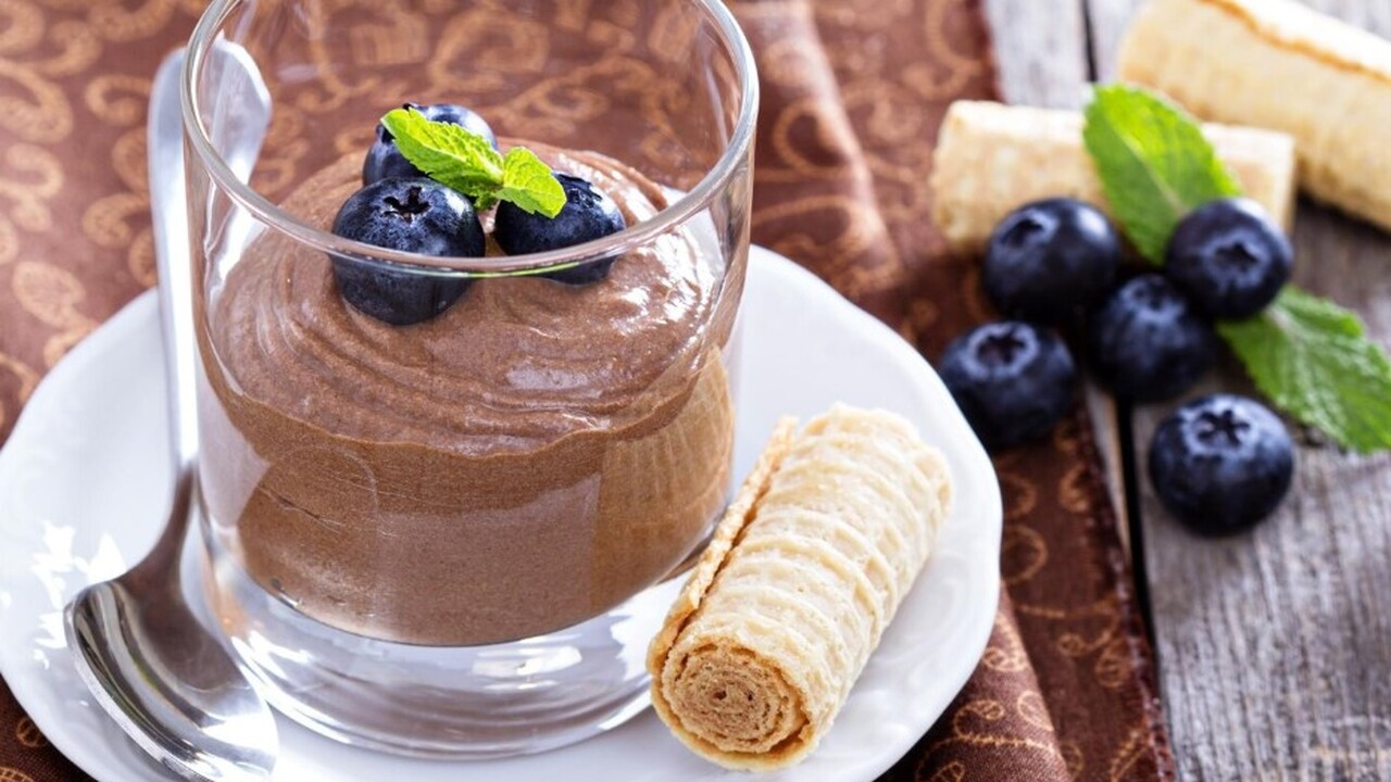 Этот десерт напоминает мороженое и крем-брюле. ...