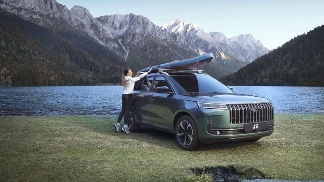 Марки Omoda и Jaecoo представили новые кроссоверы для РФ: авто сняли на фото На встрече с журналистами российское подразделе...