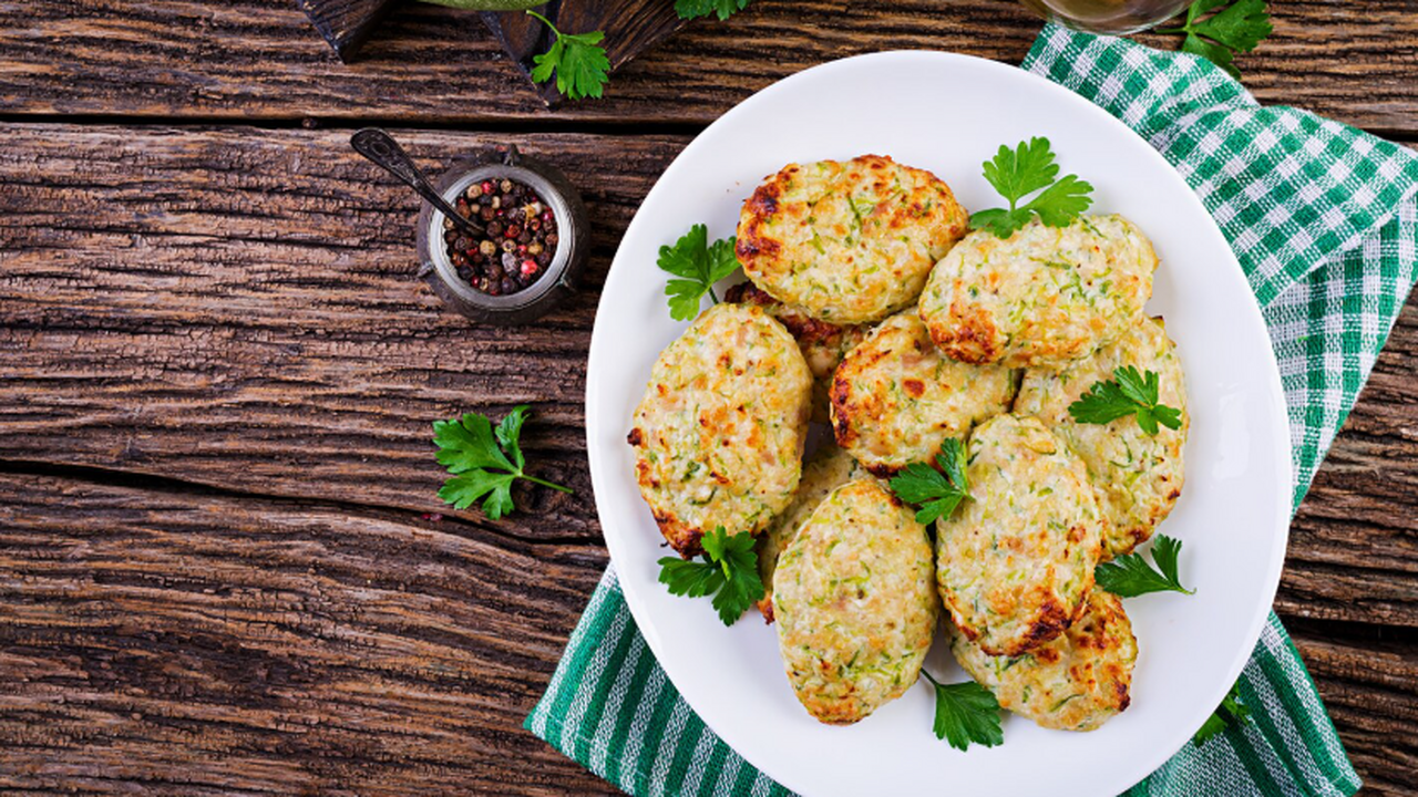 Подавайте котлеты горячими, с соусом и свежим х...