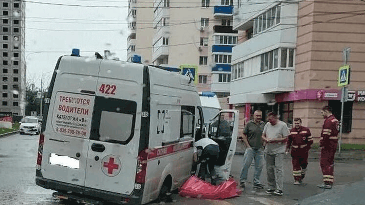 В Самаре на Печерской машина скорой провалилась в яму, которую вечно закапывают В областном центре 17 июня днём на улице Печерс...