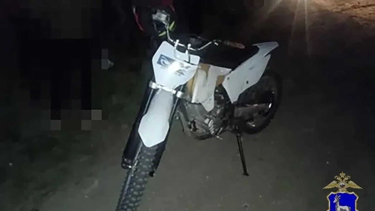 Питбайк наехал на стоящий снегоболотоход CF MOT...