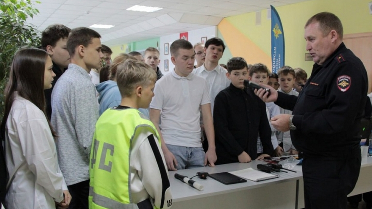 Сотрудники полиции Самарской области в рамках Всероссийского проекта «Первые в профессии» провели профориентационное мероприятие с подростками В Исаклинском районе Самарской области, в рамка...