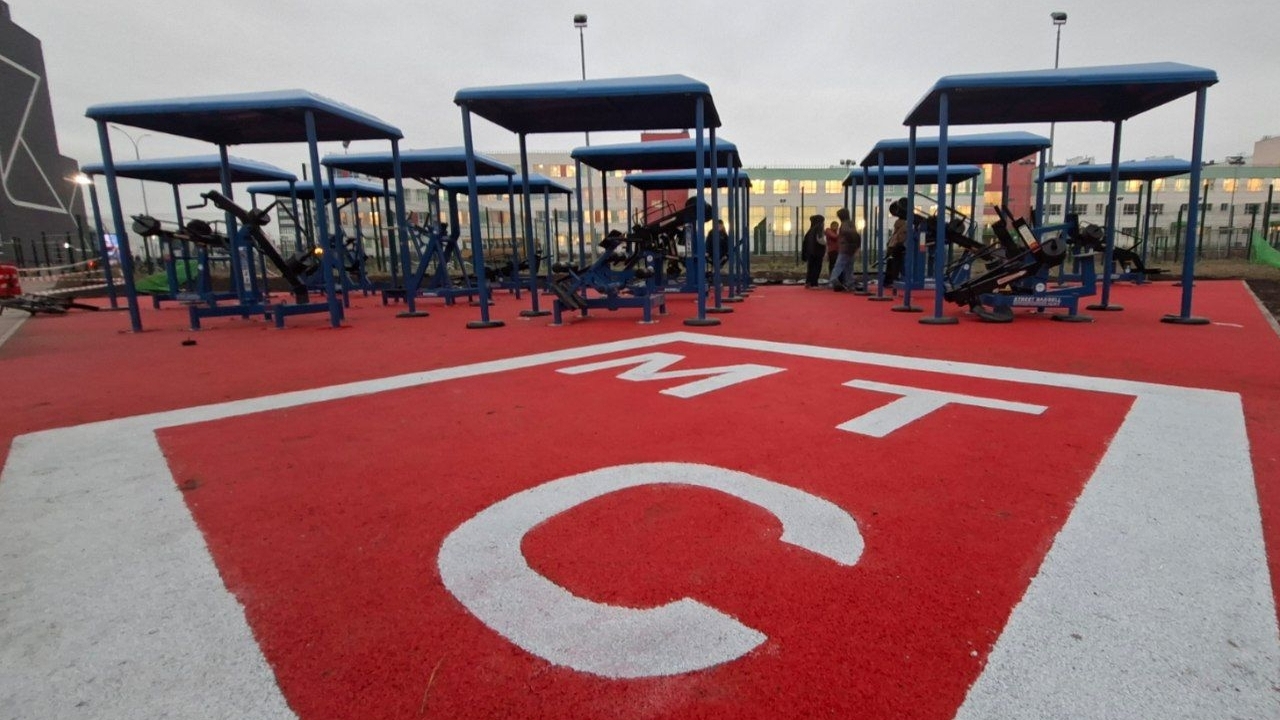 В микрорайоне «Кошелев-Парк» открылась новая спортивная площадка с уличными тренажёрами В жилом микрорайоне «Кошелев-Парк» в Самаре отк...