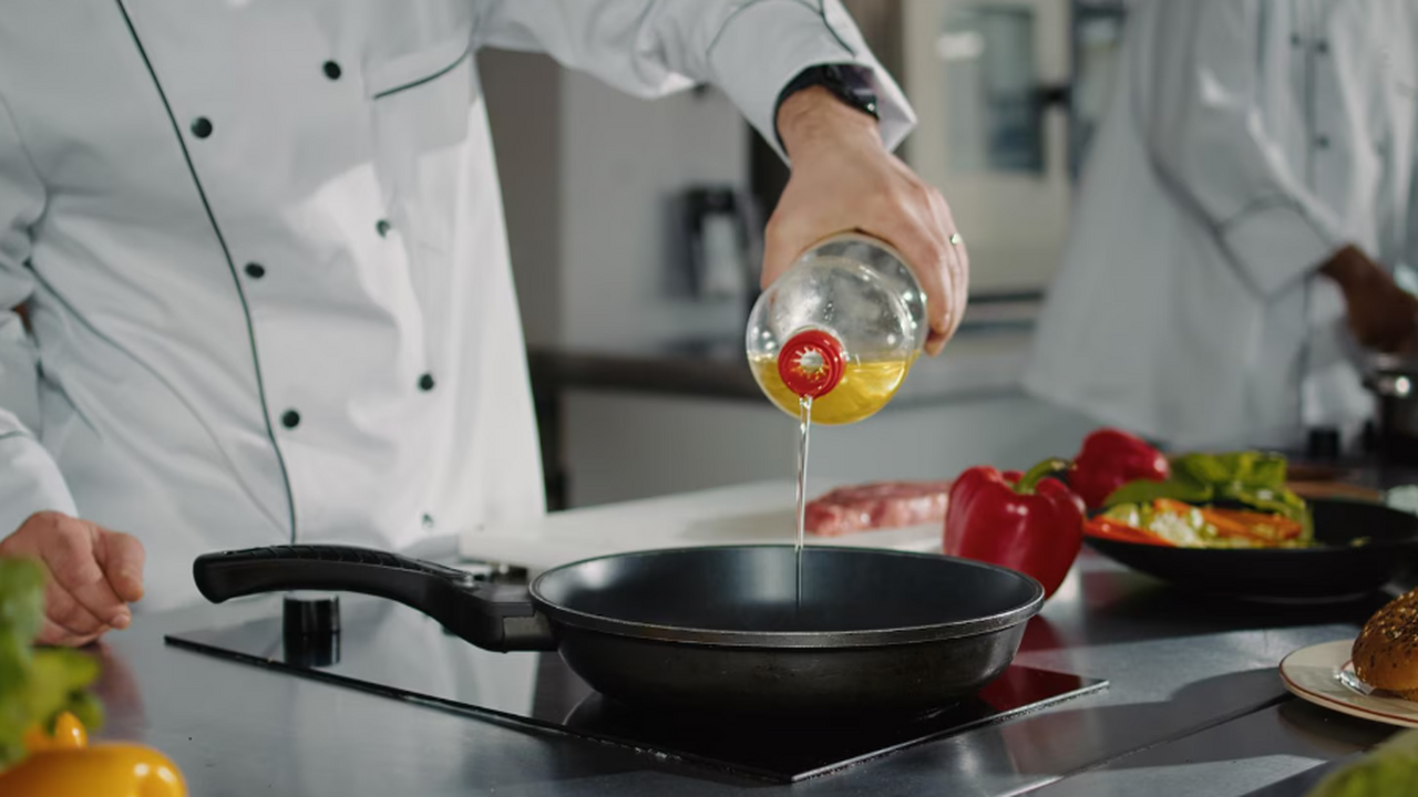 Отработанное масло, остающееся после жарки, мож...