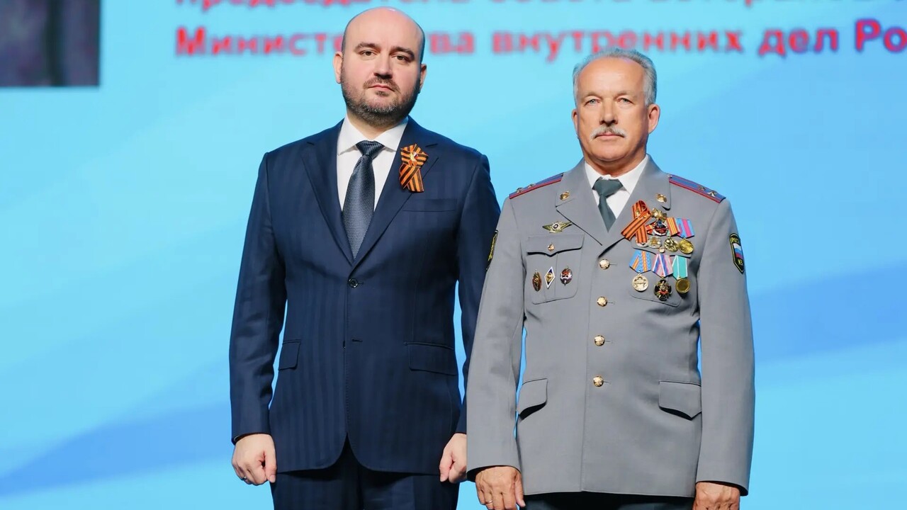 Вячеслав Федорищев вручил почетные награды жите...