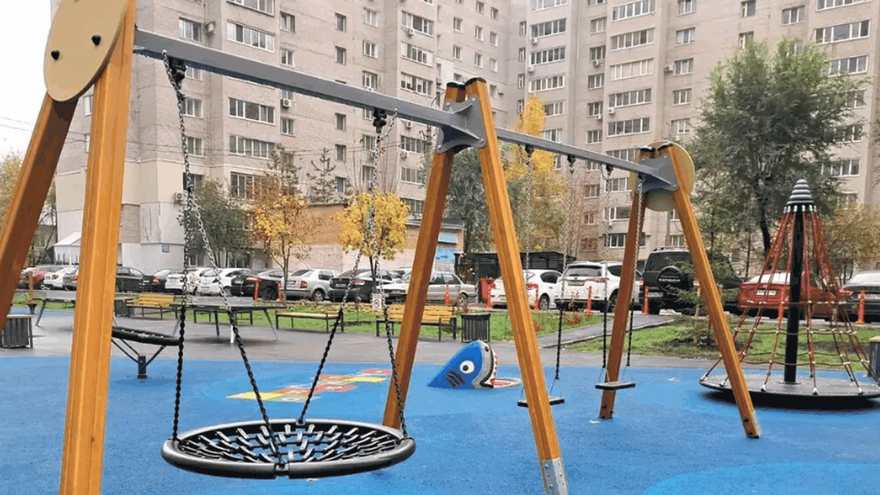 Дворовая территория, расположенная в городе Сам...