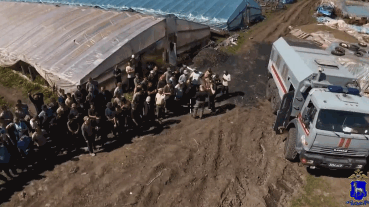 Сотрудники органов внутренних дел, при поддержк...