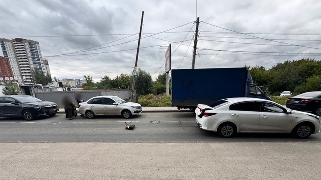 В Самаре 7-летний ребёнок пострадал после наезда Kia Rio Возле дома №78В на Потапова машина наехала на м...