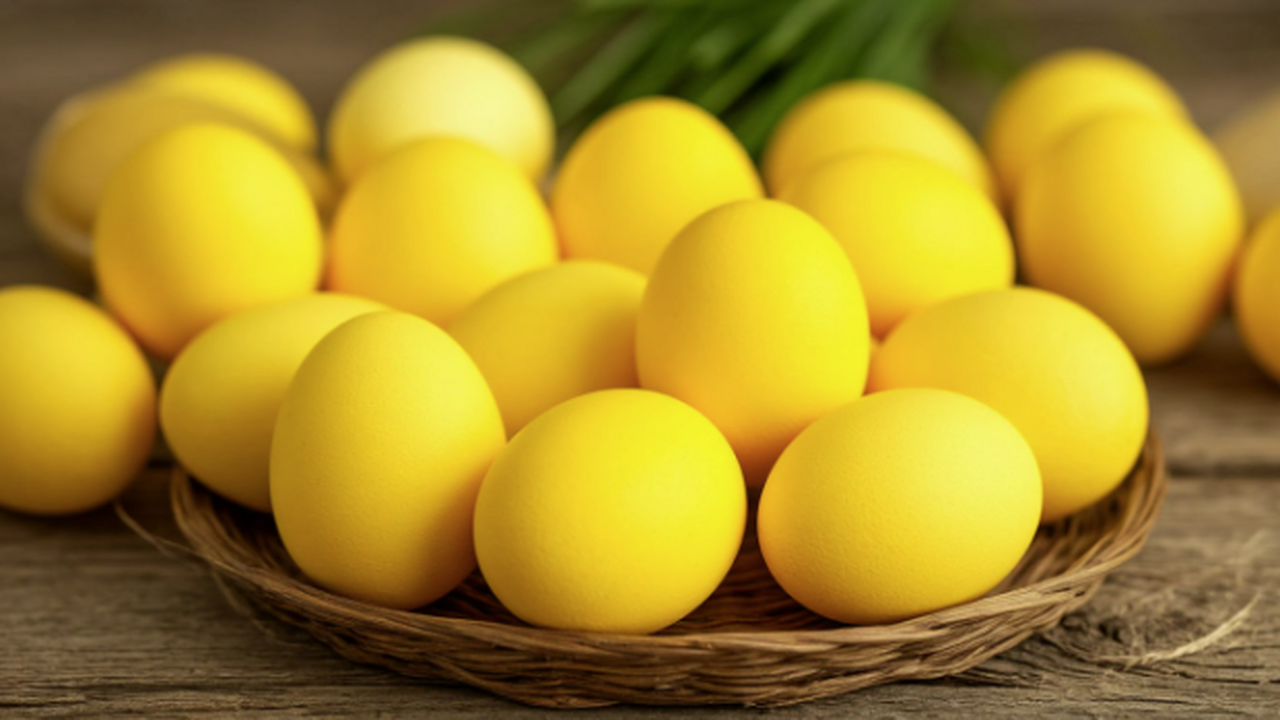 Экологично и ярко: как покрасить пасхальные яйц...