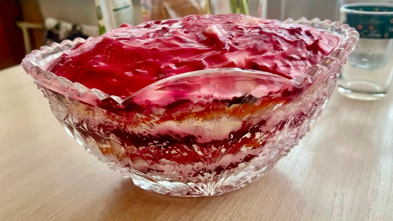 Получается в разы вкуснее: как на самом деле правильно чередовать слои в салате "Сельдь под шубой" — первая не селедка и не картошка Кулинарный секрет от шефа: как правильно “прята...