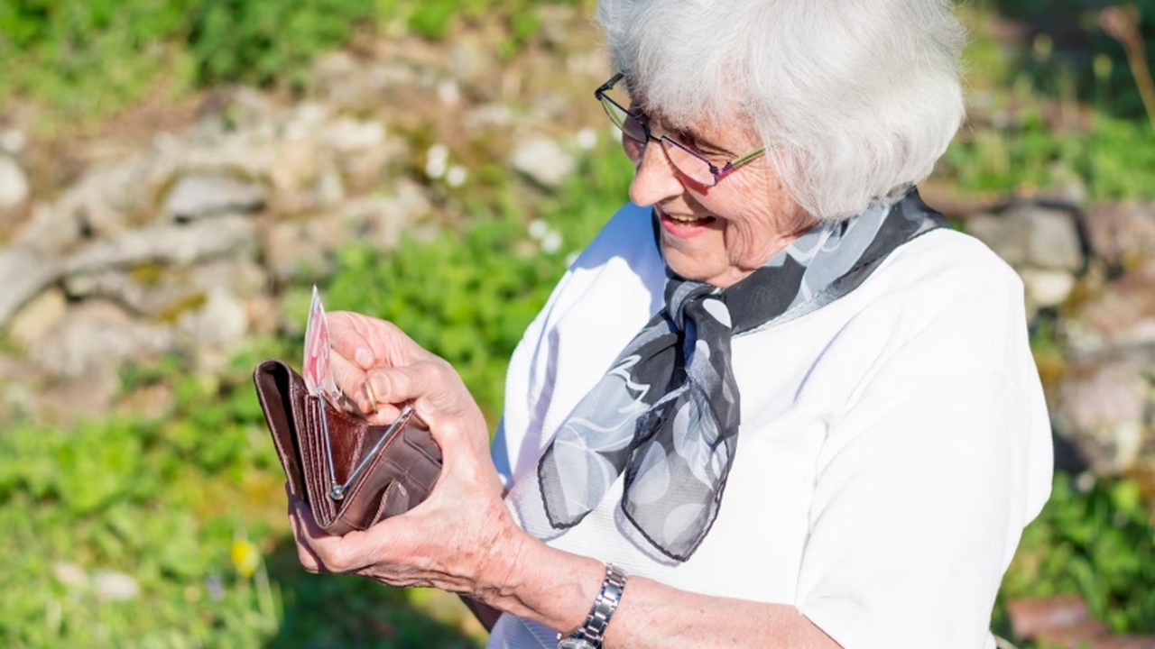 Всех пенсионеров ждет новогодний сюрприз в декабре: 13-я пенсия позволит накупить подарков не только внукам и детям, но и себе Лидер политической партии «Справедливая Россия»...