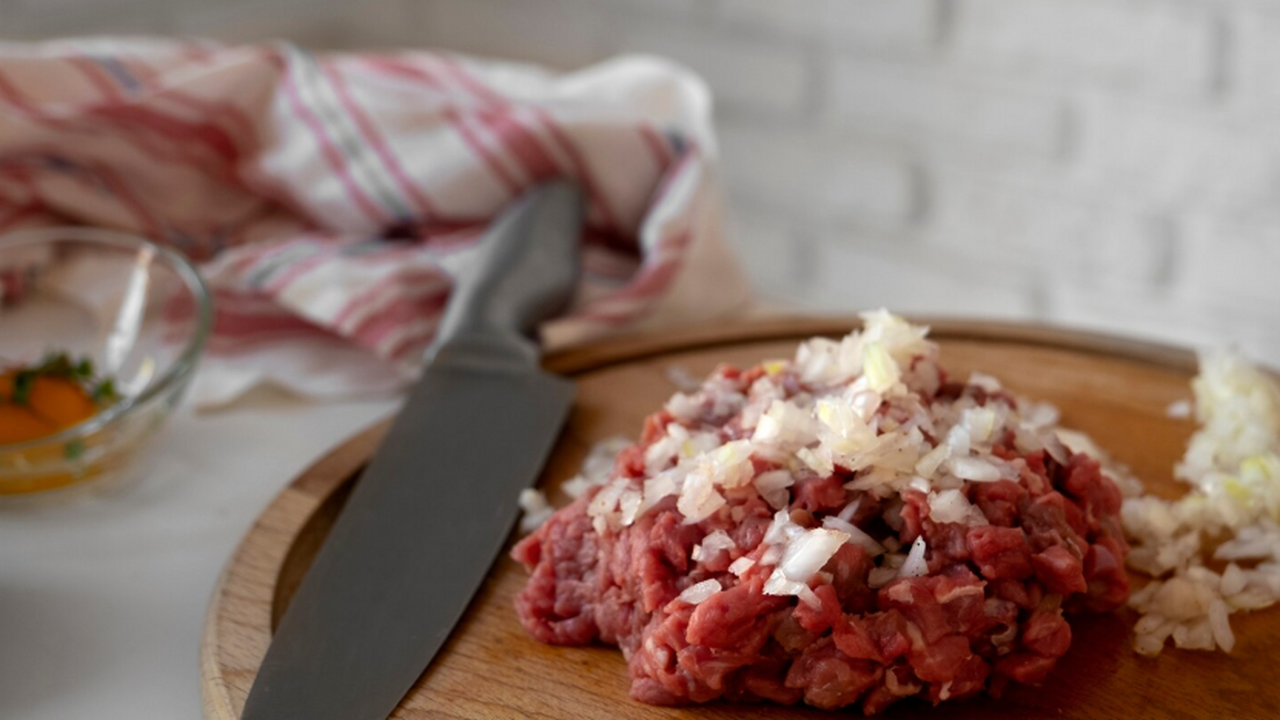 Порадуют вас сочностью и ароматом: без жарки готовим котлеты по-немецки — полезно и очень вкусно Для приготовления котлет в духовке, которые буд...