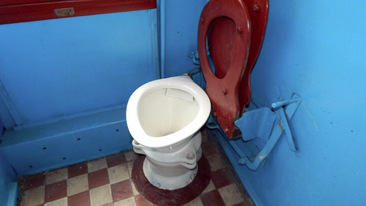 Унитаз будущего Throne на CES 2026: камера, мик...