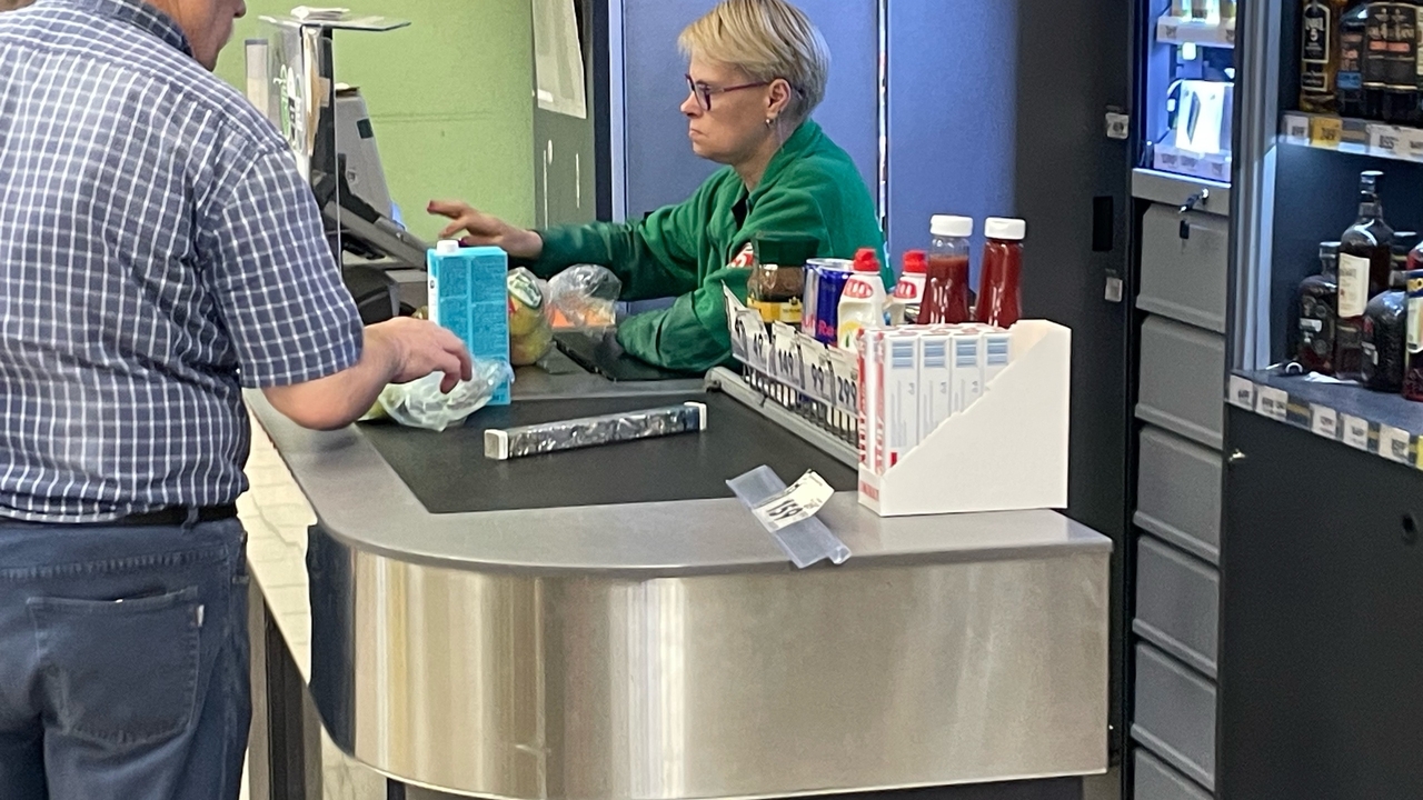 Для многих пожилых людей поход в супермаркет мо...